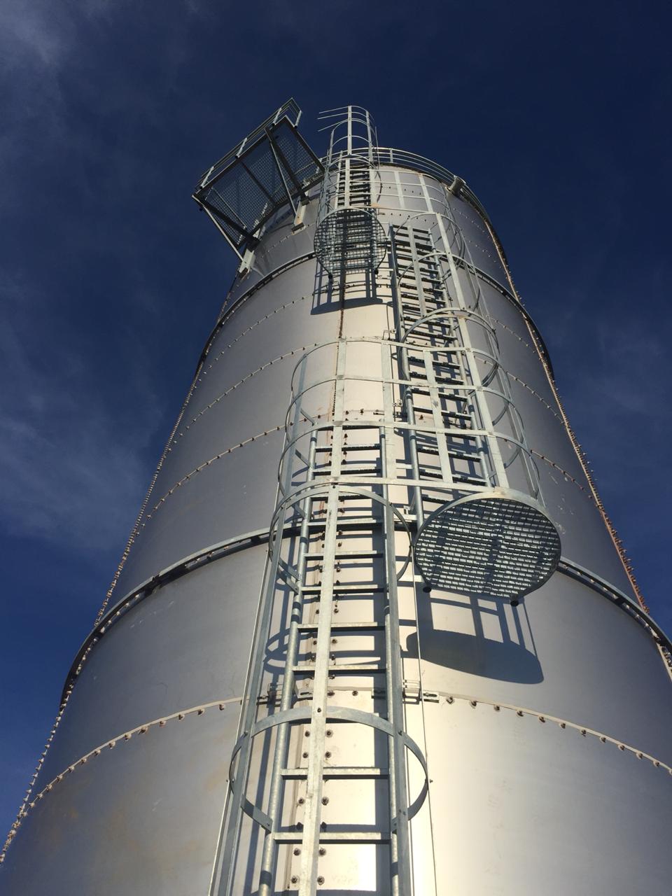 Reservatório metálico aparafusado da Tech Tank para armazenamento de água em aplicações industriais.