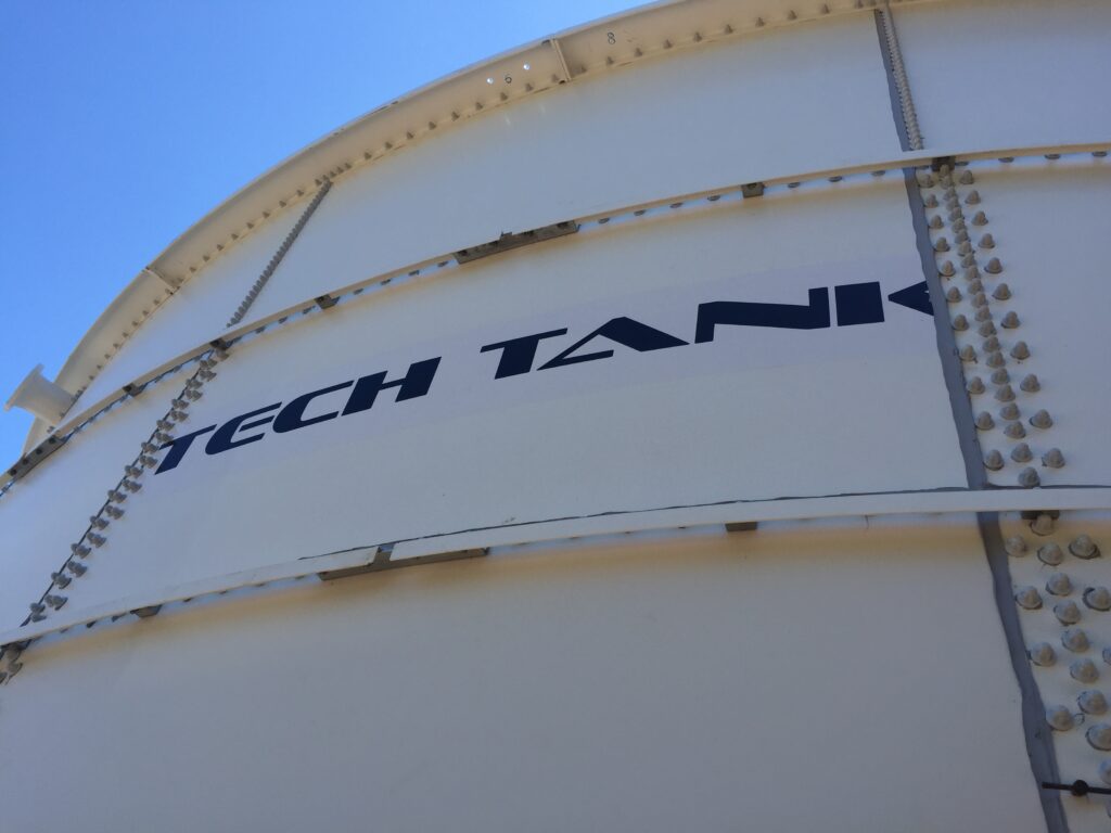 Reservatório metálico da Tech Tank para armazenamento de água e líquidos industriais.