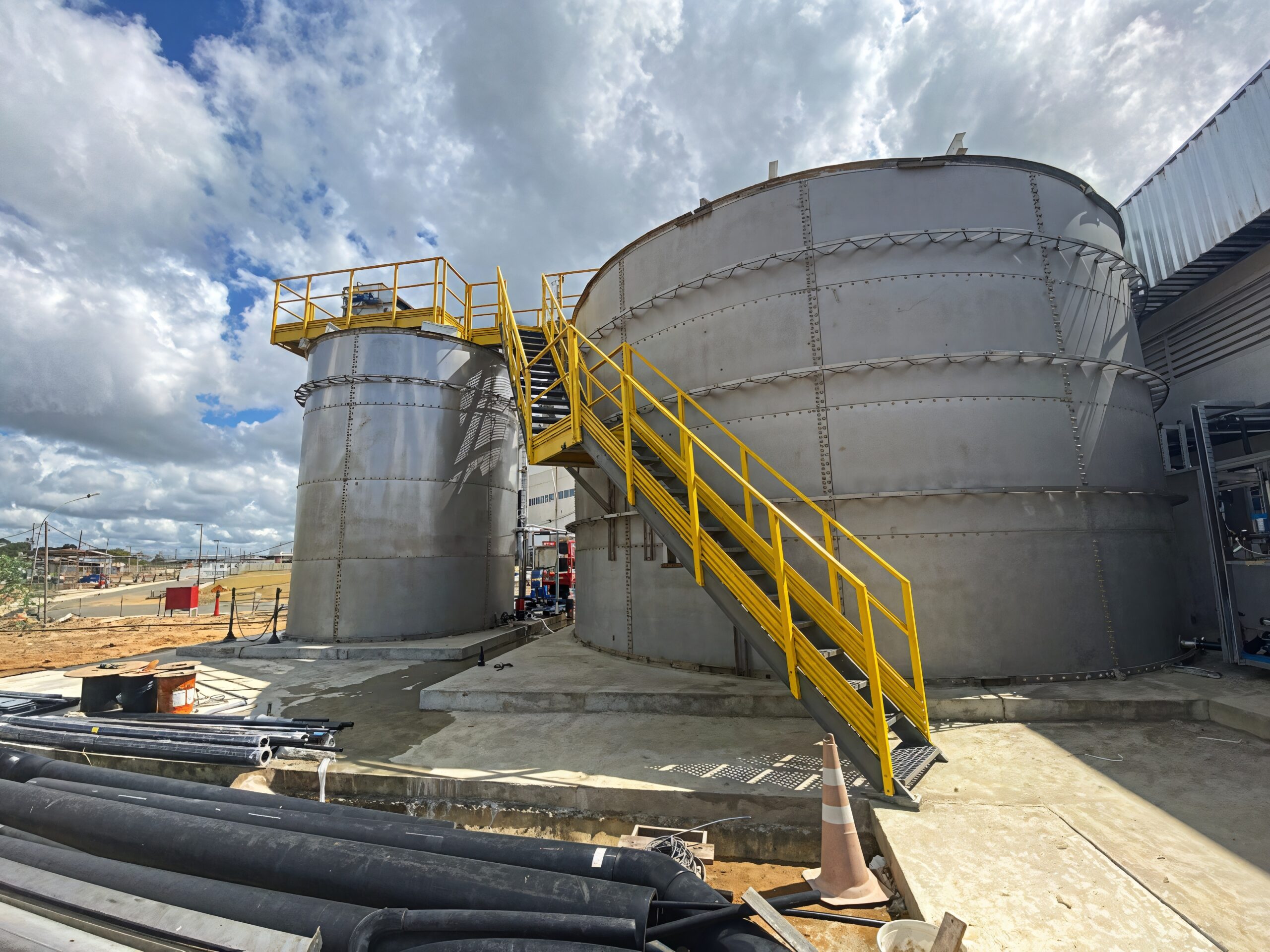 Tanques industriais da Tech Tank para armazenamento de líquidos.