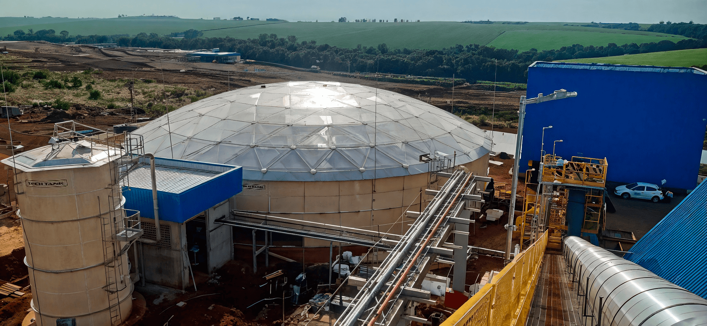 Domo geodésico em alumínio da Tech Tank instalado sobre reservatório industrial.