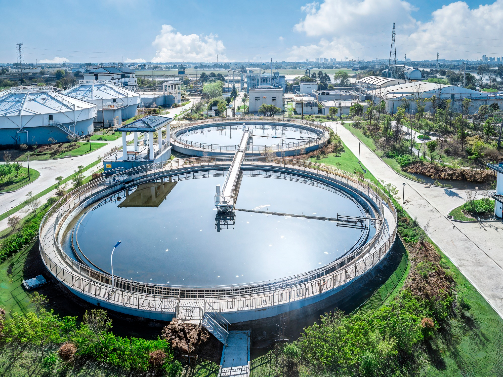 Infraestrutura para saneamento básico com soluções da Tech Tank para tratamento de água e efluentes.