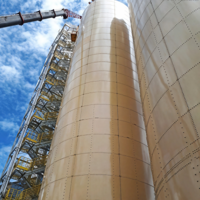 Silos industriais da Tech Tank em Uberlândia para armazenamento de materiais em aplicações industriais.