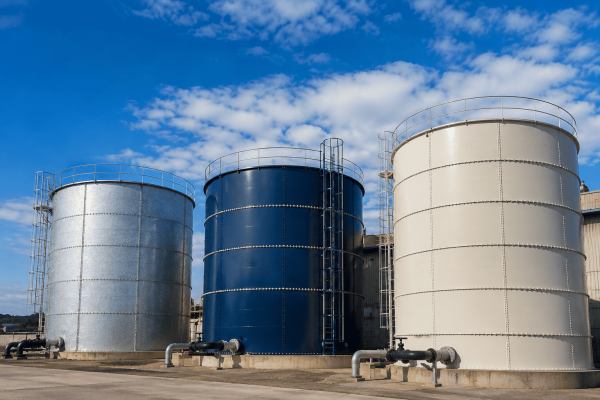 Tanque industrial de aço com revestimento para armazenamento e proteção contra corrosão.