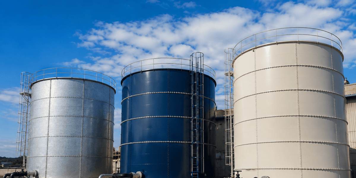 Tanque industrial de aço com revestimento para armazenamento e proteção contra corrosão.