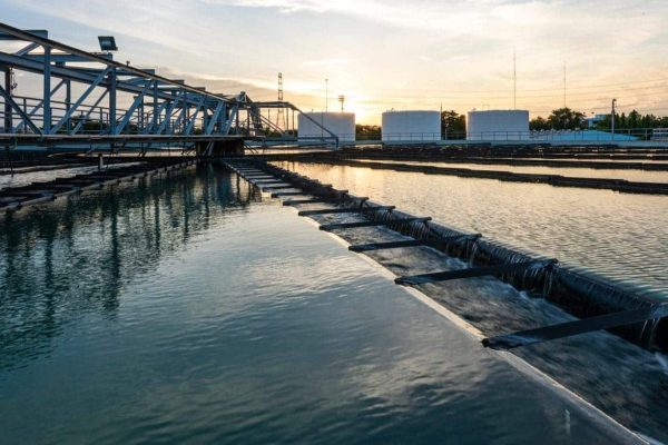 Estação de tratamento de água com tanques e canais durante o processo de tratamento