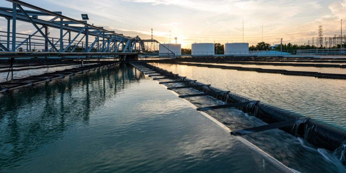 Estação de tratamento de água com tanques e canais durante o processo de tratamento