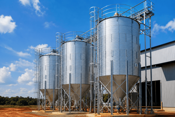 Silo industrial de aço para armazenamento de materiais a granel.