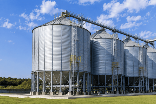 Silos industriais de aço para armazenamento de materiais a granel.