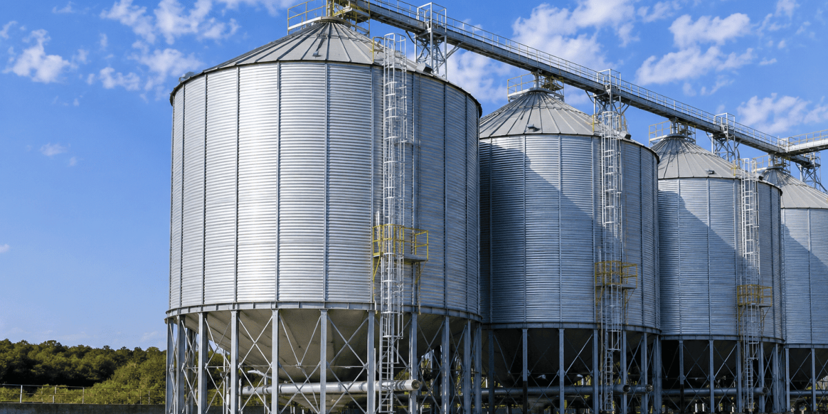 Silos industriais de aço para armazenamento de materiais a granel.