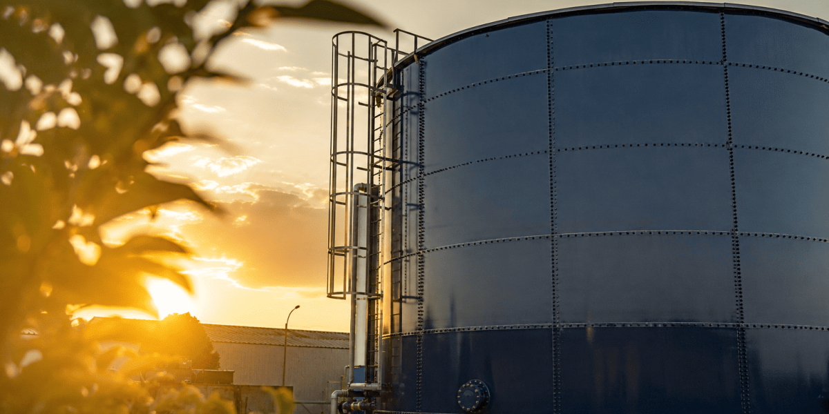 Reservatório de água industrial apoiado sobre o solo em área externa.