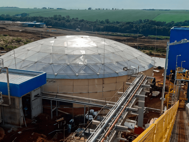 Domo geodésico em alumínio da Tech Tank instalado sobre reservatório industrial.