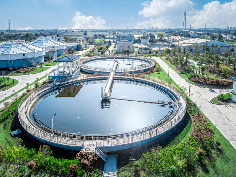 Infraestrutura para saneamento básico com soluções da Tech Tank para tratamento de água e efluentes.