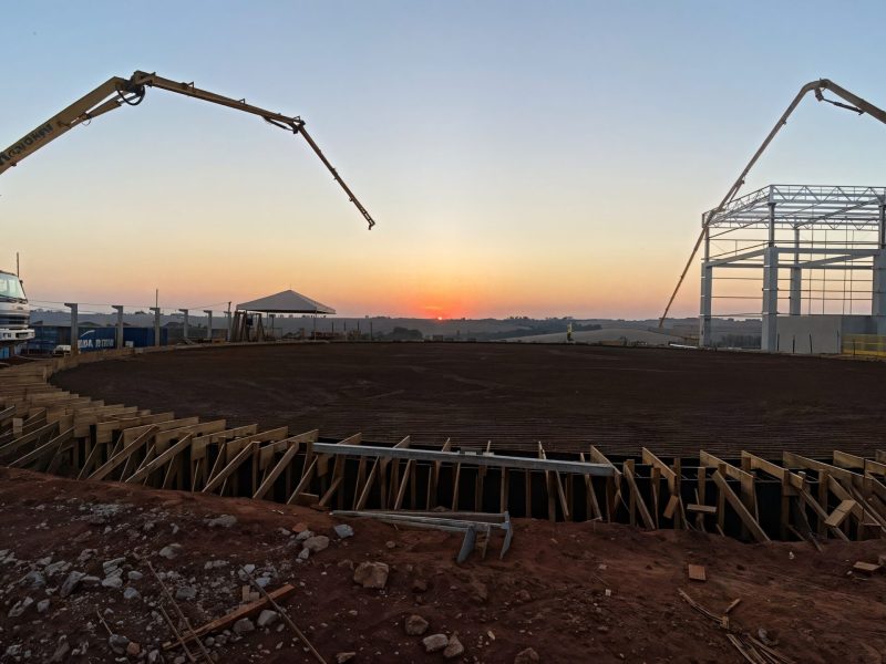 Montagem de reservatório metálico aparafusado da Tech Tank em projeto industrial.