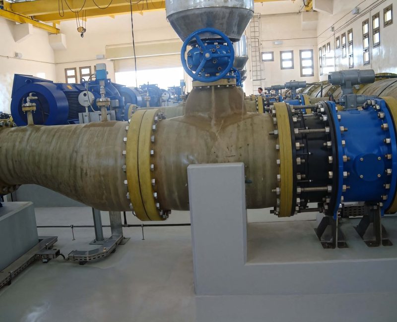 Montagem de tubulações em PRFV realizada pela Tech Tank para sistemas industriais de transporte de água e fluidos.