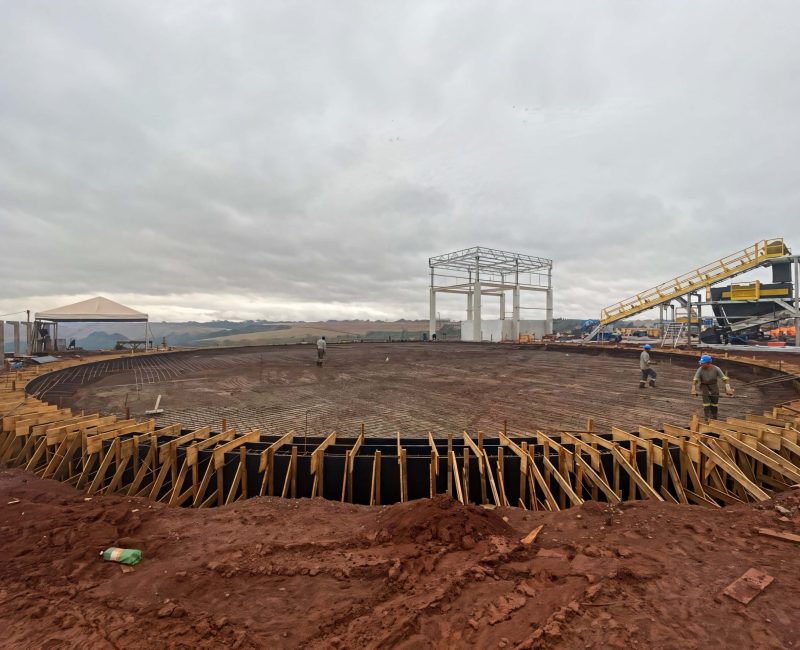 Obra civil para instalação de tanque industrial da Tech Tank em projeto de armazenamento de líquidos.
