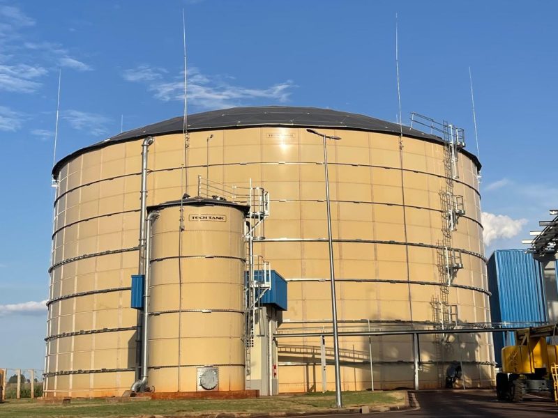 Reservatório metálico de 13.000 m³ da Tech Tank para armazenamento de água em aplicações industriais.