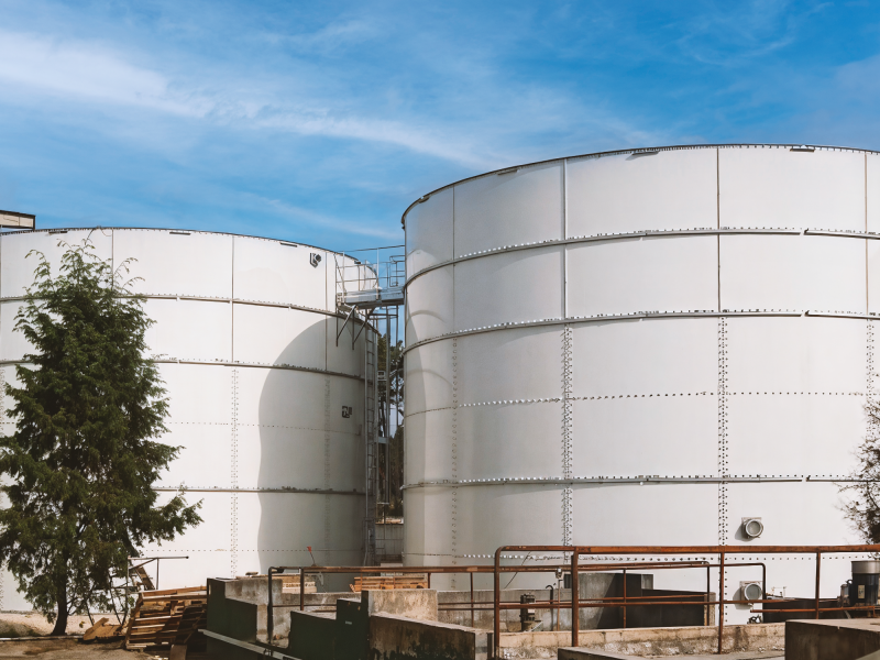 Tanques de aço aparafusados com revestimento epóxi da Tech Tank para armazenamento de água e líquidos industriais.