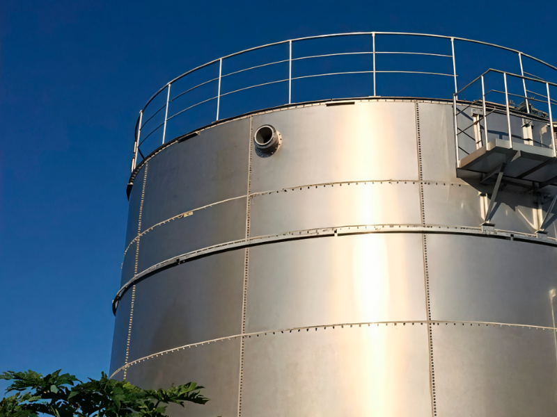 Tanque em aço inoxidável da Tech Tank para armazenamento de líquidos industriais.